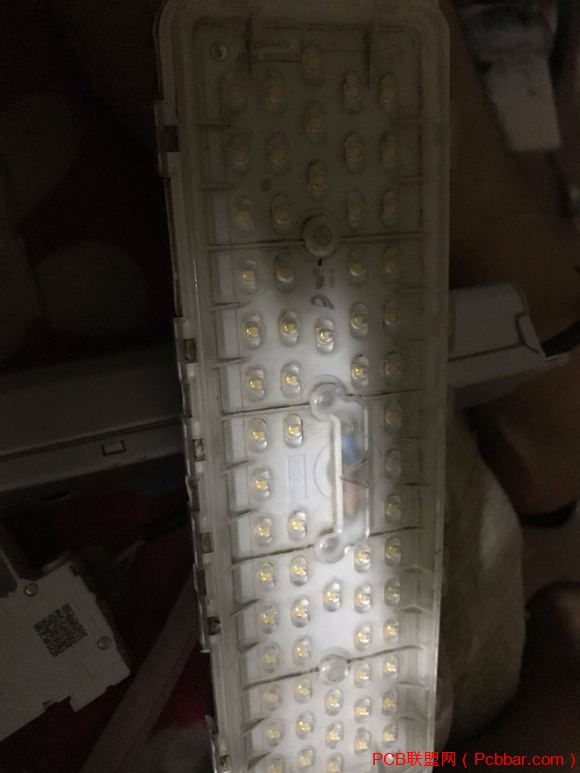 大佬们在废品站捡了个60ｖ电源加四个灯不知道质量怎么样-1.jpg